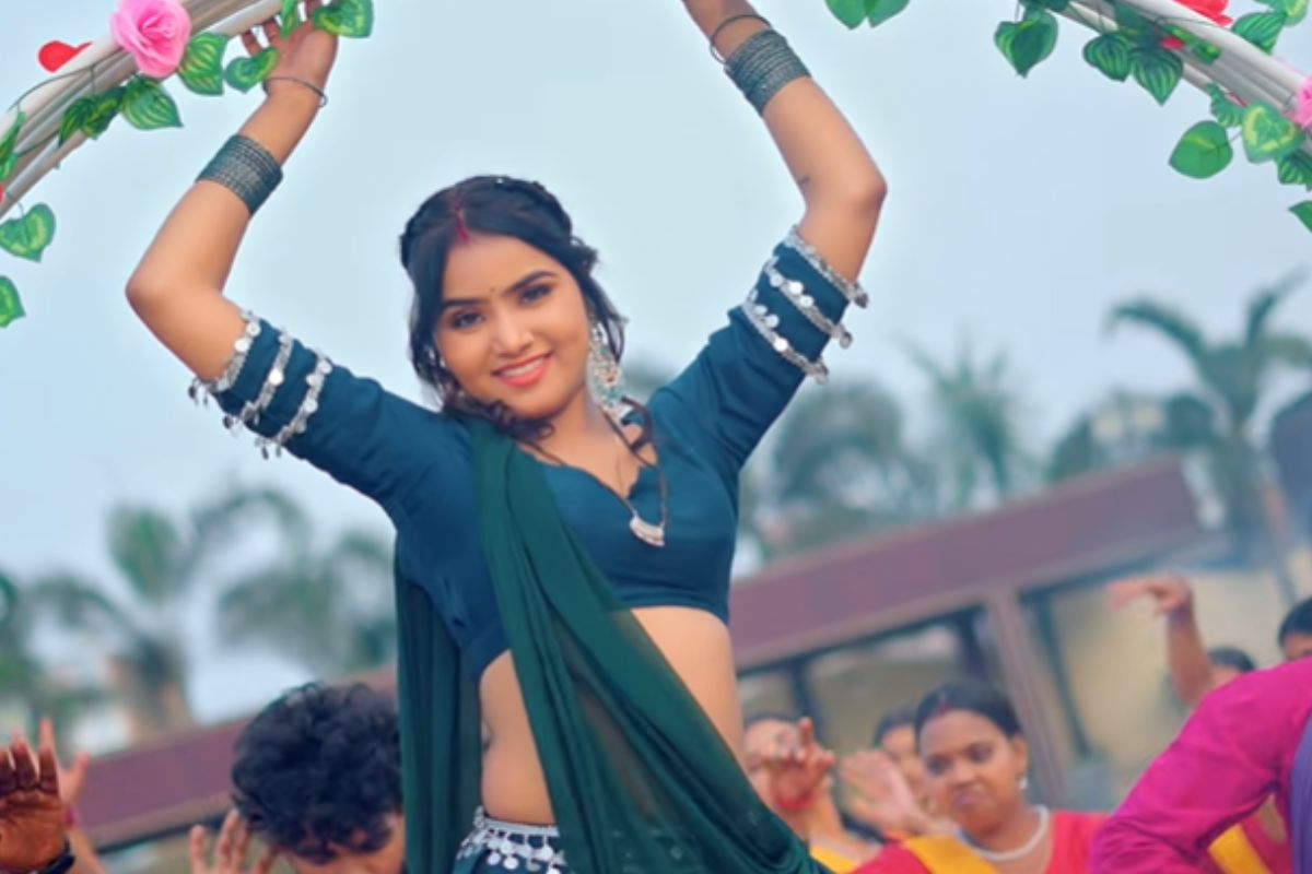 देसी रोमांस और स्टाइलिश लुक के साथ आया 'काई कलर साड़ियां', दामिनी यादव का जलवा