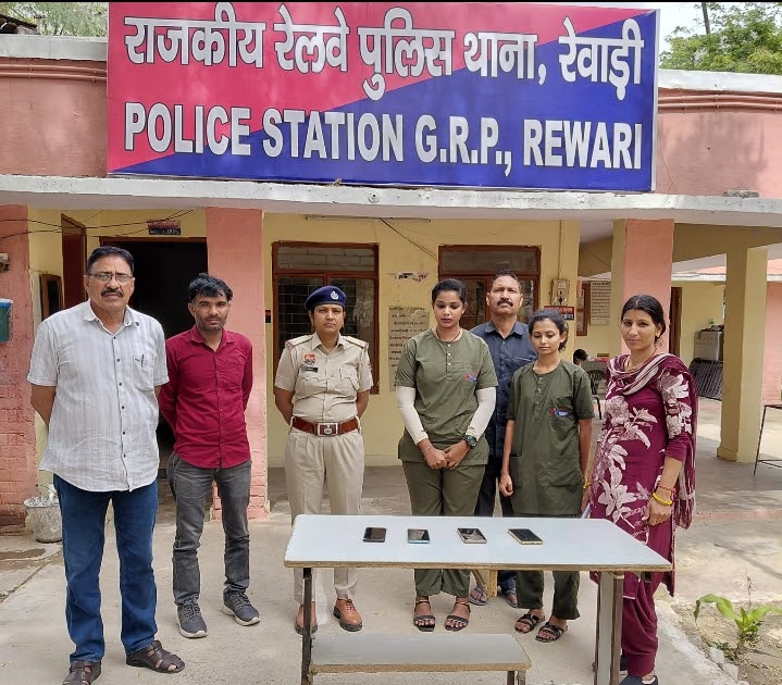 Rewari News :: रेलवे पुलिस ने गुम हुए मोबाईल फोन मालिकों को सौंपे, मोबाइल पाकर मालिकों के चेहरे खिले, जीआरपी की खुले मन से की तारीफ, कहा थैंक्स जीआरपी