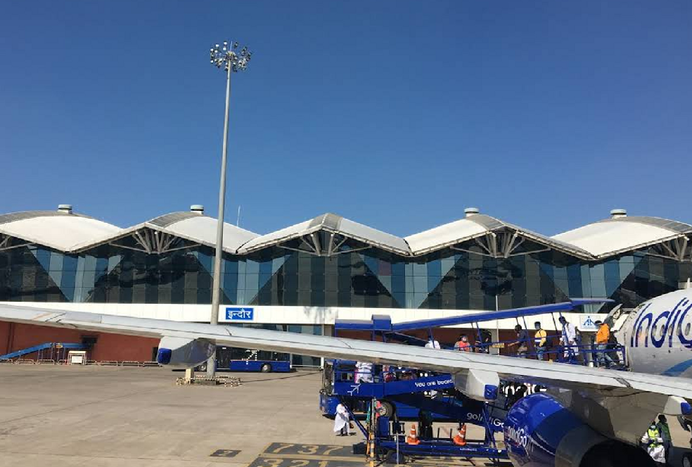 अहमदाबाद और वडोदरा में खराब मौसम, 4 विमान डायवर्ट होकर इंदौर में उतरे