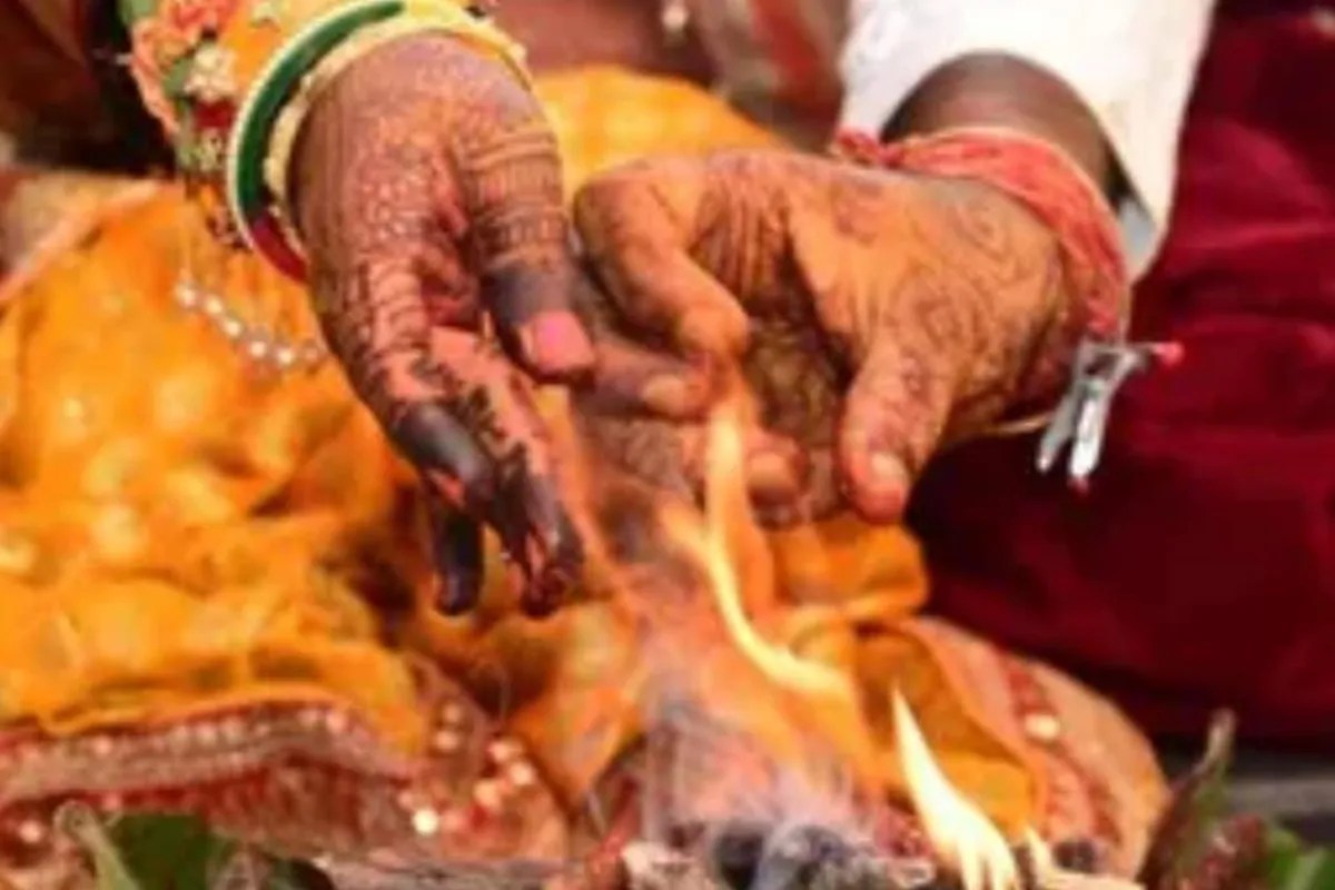 गोरखपुर में फर्जी IAS बनकर शादी रचाई, विदाई के बाद खुली पोल...लड़कियों की तस्करी से भी जुड़ा मामला