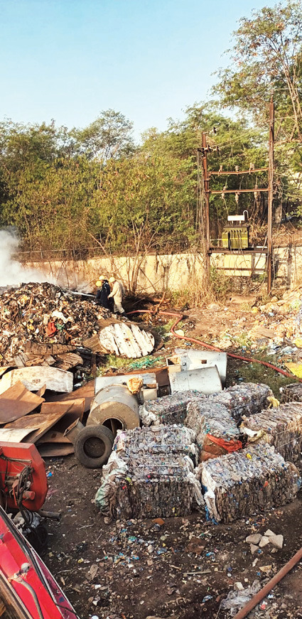 सांवेर रोड पर स्क्रैप के गोदाम में भीषण आग