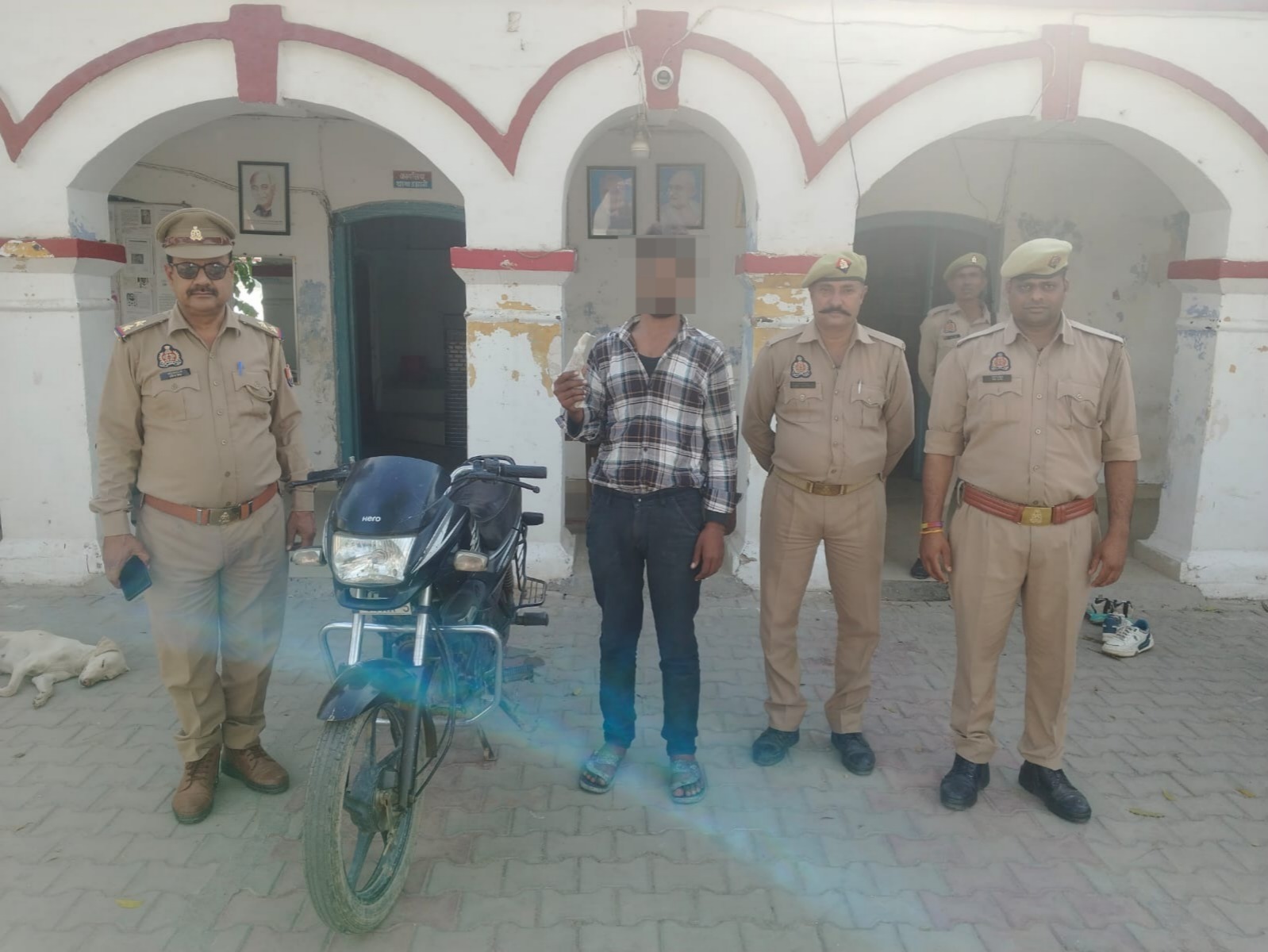 उझानी पुलिस द्वारा चोरी की मोटर साईकिल व तमचा सहित गिरफ्तार