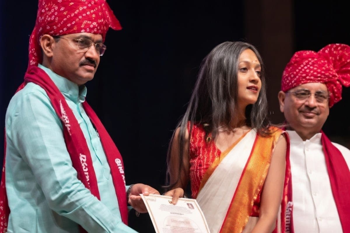 HJU दीक्षांत समारोह में बवाल! डिग्री लेते वक्त छात्रा का डिप्टी CM तंज- 'बेइज्जती करके इज्जत देने का शुक्रिया'