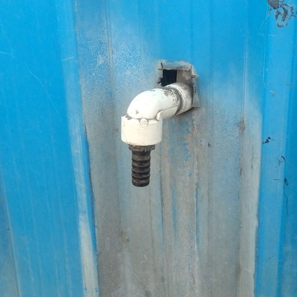 बड़वानी में लाखों खर्च के बाद भी वाटर एटीएम बंद:रोज सैंकड़ों लोग हो रहे परेशान, यात्रियों को खरीदना पड़ रहा महंगा पानी