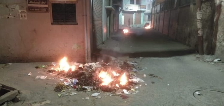 Roorkee News: कूड़े के ढेर लगे तो लोगों ने लगाई आग, चौथे दिन भी हड़ताल जारी