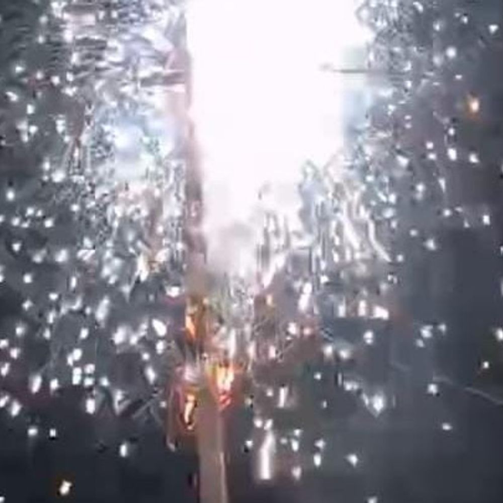 बलौदाबाजार में बिजली पोल से निकली चिंगारी:तार में शॉर्ट सर्किट से क्षेत्र की बिजली गुल, जर्जर तारों को तुरंत बदलने की मांग