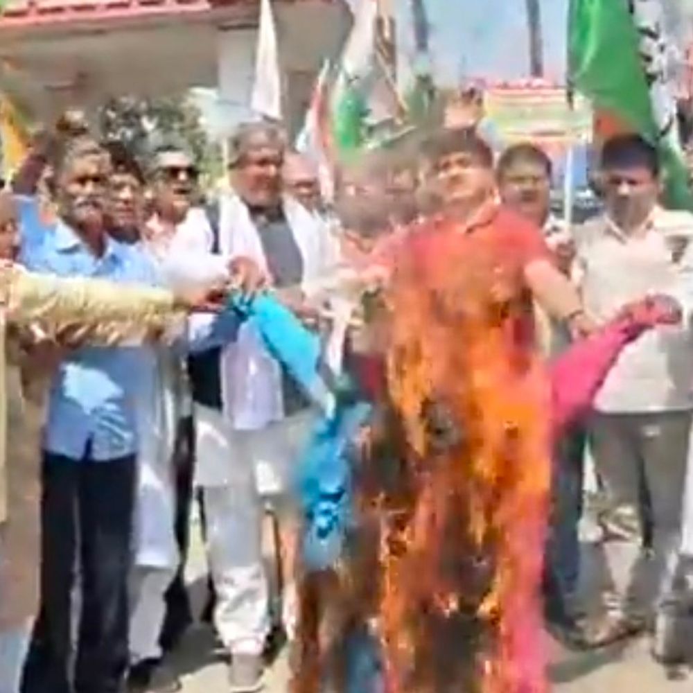 खगड़िया में गैस महंगाई के खिलाफ कांग्रेस का प्रदर्शन:पीएम-पेट्रोलियम मंत्री का पुतला दहन, गैस किल्लत और बढ़ती कीमतों को लेकर सरकार घिरी