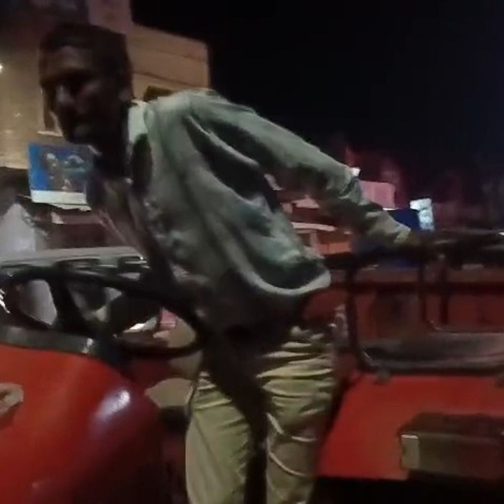 दबंगों ने किया आधी रात दुकान पर कब्जे का प्रयास:ट्रैक्टर-ट्रॉली से पहुंचे, लेण्टर डालने की कोशिश; पुलिस ने रोका काम