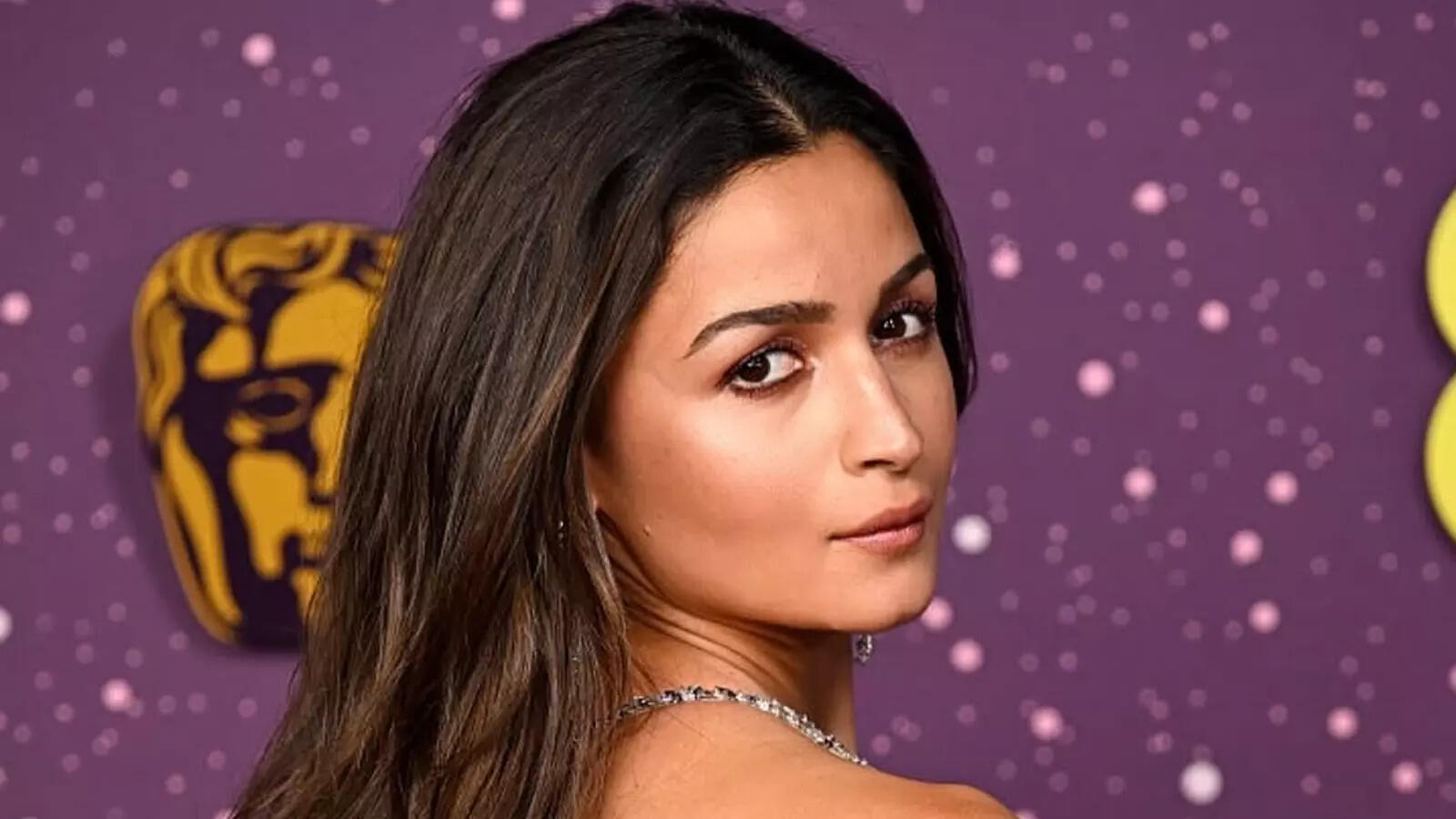 आलिया भट्ट का ताना मारने वालों को करारा जवाब, BAFTA रेड कारपेट पर 'एक्सप्रेशंस' का बना रहे थे मजाक