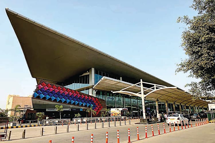 Lucknow News: लखनऊ से खाड़ी देशों की सभी उड़ानें निरस्त