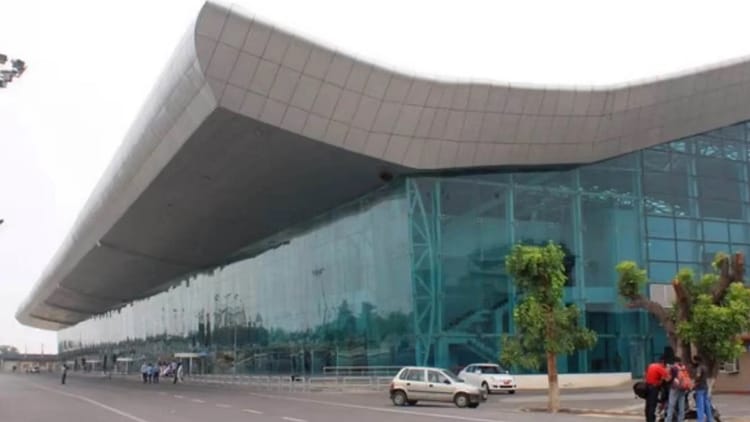 West Asia Crisis: अमृतसर एयरपोर्ट से कई उड़ानें रद्द, दुबई, लंदन और बर्मिंघम की फ्लाइट कैंसिल, यात्री परेशान