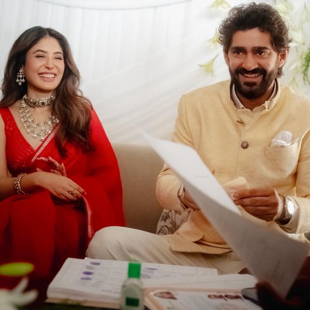 कृतिका कामरा-गौरव कपूर ने घर पर रजिस्टर्ड मैरिज की:लाल चंदेरी साड़ी में दिखीं एक्ट्रेस; सहवाग-युवराज समेत कई स्टार्स पहुंचे