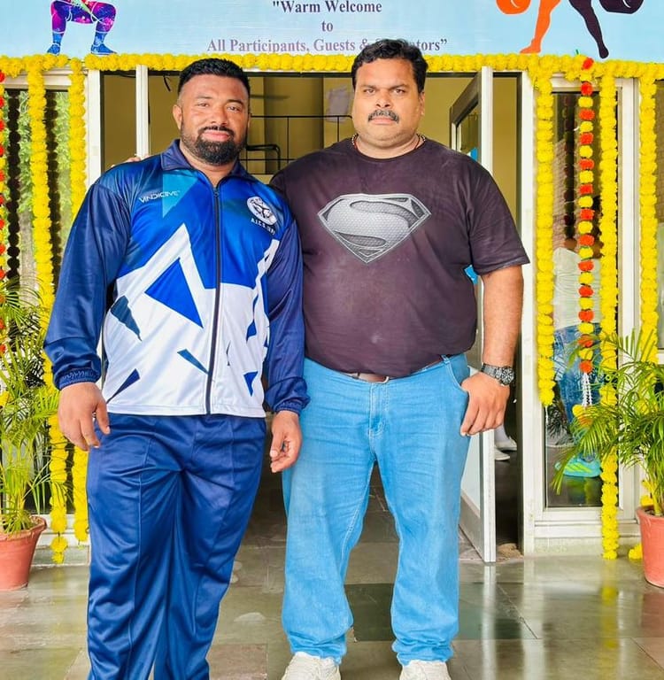 Budaun News: ऑल इंडिया सिविल सर्विसेज पावरलिफ्टिंग में प्रदीप कुमार ने जीता रजत