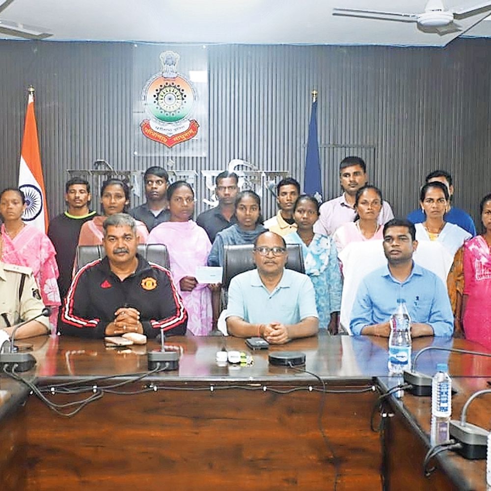 पुनर्वास नीति के तहत 9 आत्मसमर्पित नक्सलियों को दिए गए 50-50 हजार