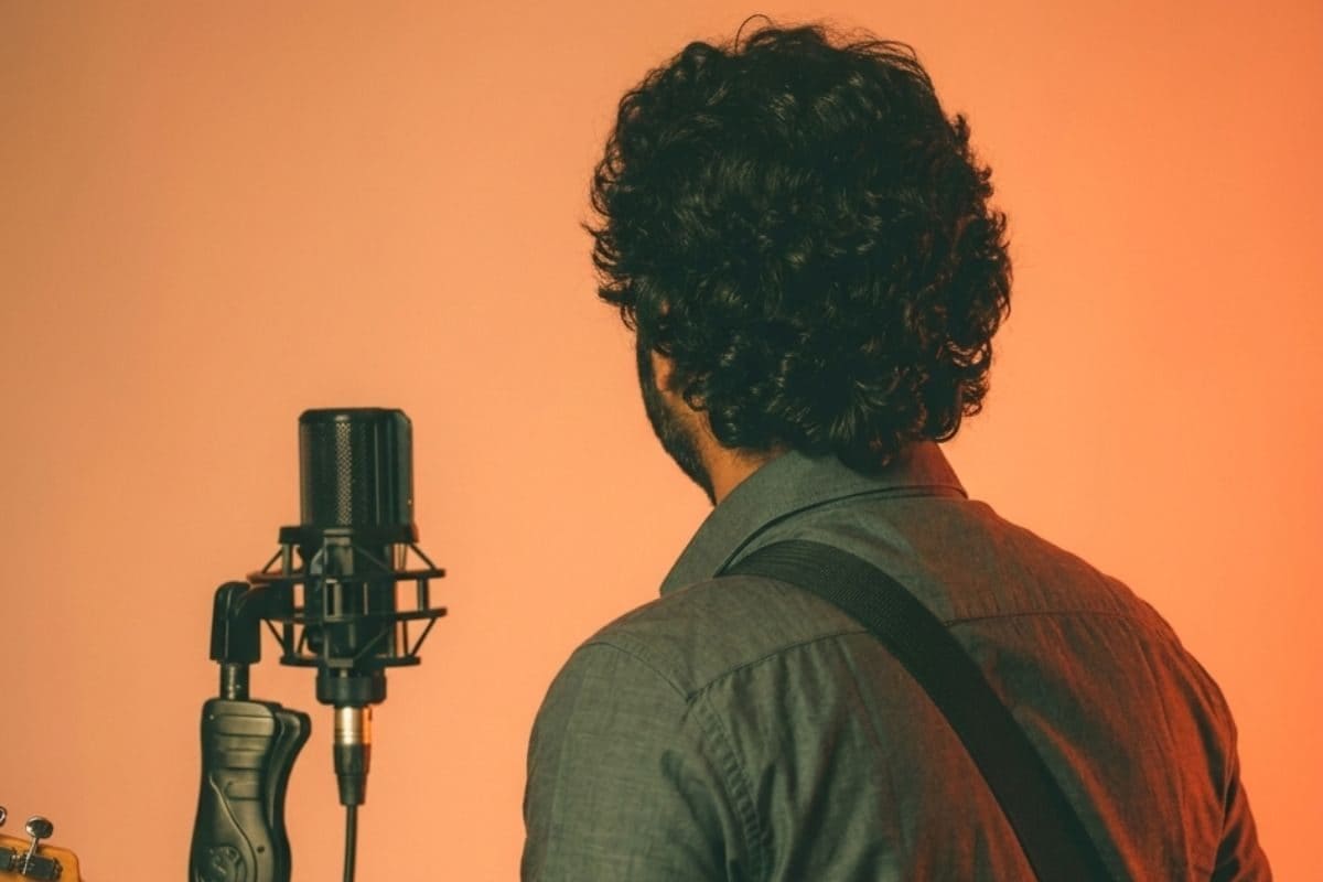 सिंगर के परिवार ने झेला बंटवारे का दर्द, पिता गुरुद्वारे में करते थे कीर्तन, सादगी की मूर्त है 414 करोड़ का मालिक