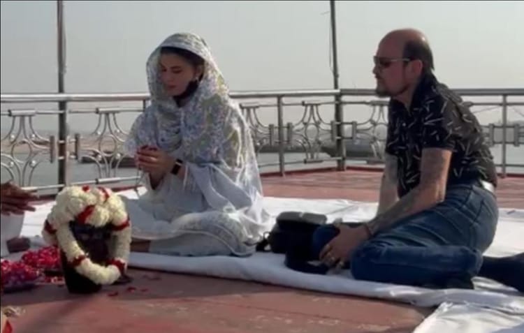 Varanasi News: जैकलीन ने गंगा में मां की अस्थियों का किया विसर्जन