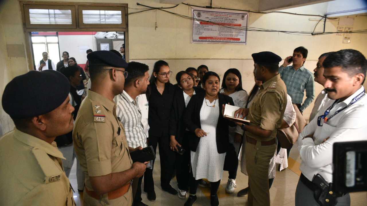 सूरत : फैमिली कोर्ट में सनसनीखेज वारदात, गुजारा भत्ता विवाद में पति ने पत्नी पर एसिड फेंका