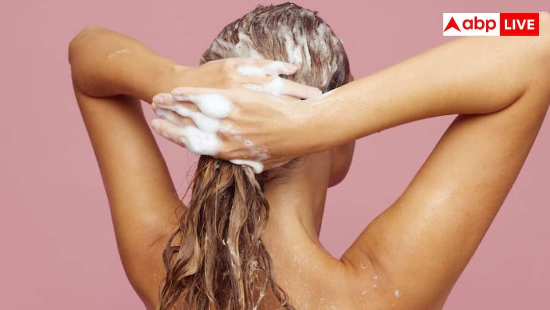 Sulfate Free Shampoo Benefits: सल्फेट शैंपू छोड़ने पर बालों में क्या होता है बदलाव? एक्सपर्ट से जानें इसके पीछे की पूरी सच्चाई