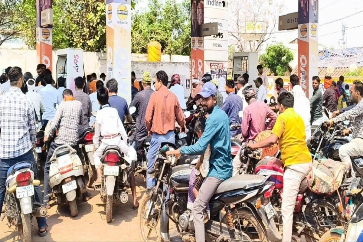 Petrol Diesel: बेमेतरा में पेट्रोल-डीजल के लिए मची मारामारी, पंपों के बाहर लोगों की भारी भीड़