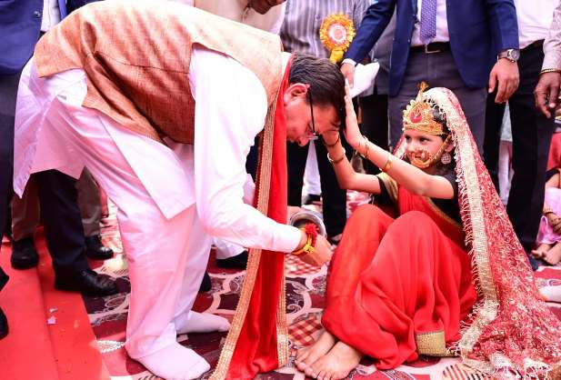 नवरात्रि पर सीएम धामी ने किया कन्या पूजन, 1100 कन्याओं से लिया आशीर्वाद