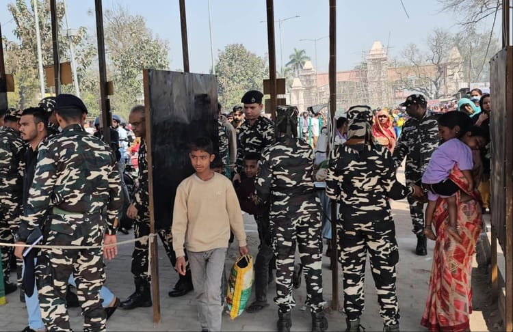 Bahraich News: नेपाल सीमा पर बंदी से रुपईडीहा बाजार में उमड़ी भीड़