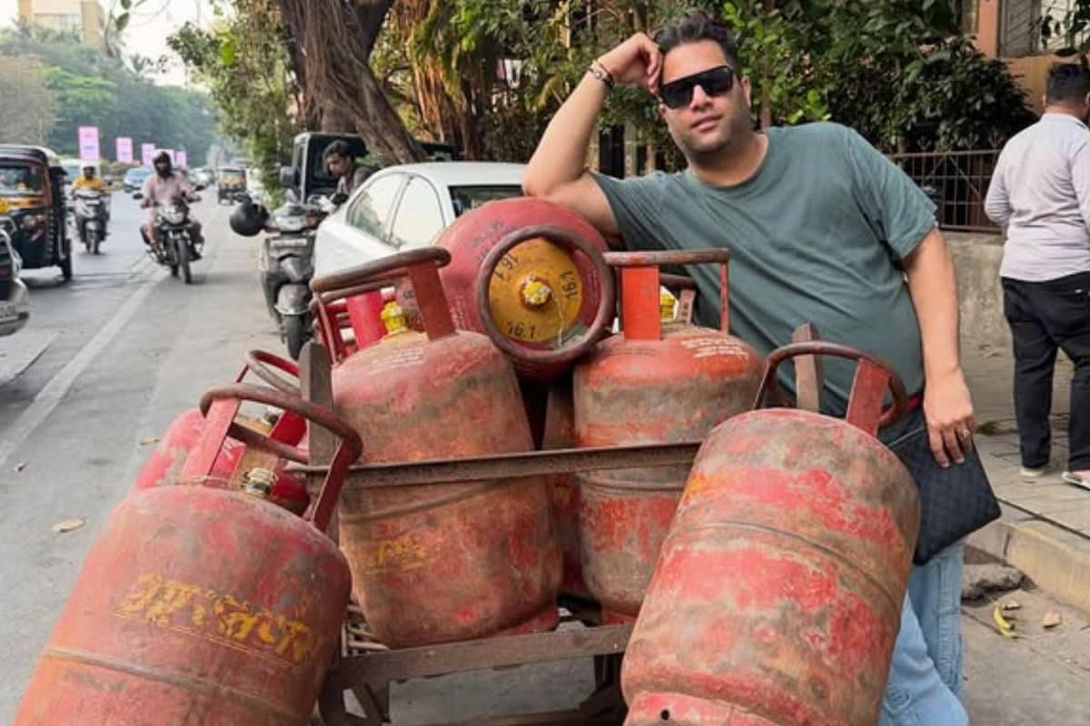 '10 लाख में एक गैस टैंक', सड़क किनारे सिलेंडर बेच रहा एक्टर! बॉलीवुड से जुड़ा पोस्ट हो रहा वायरल