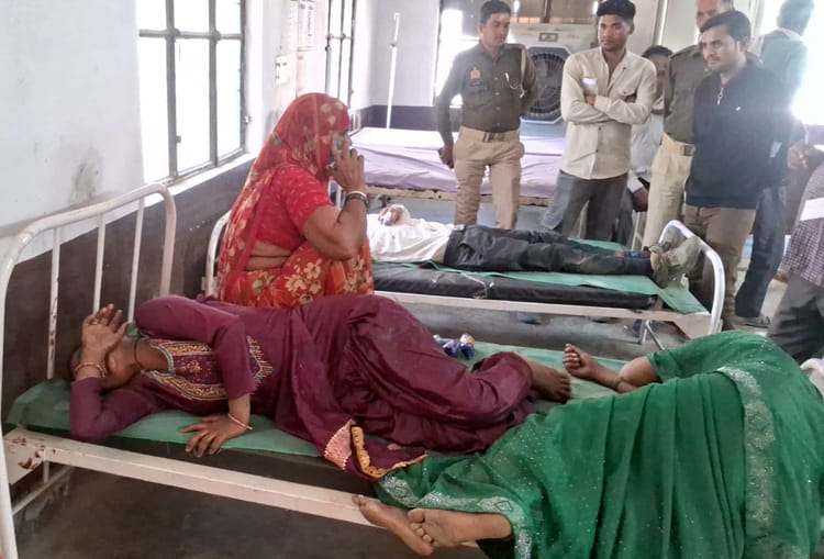 Budaun News: हाईवे पर आमने-सामने भिड़ीं दो बाइकें, दंपती समेत चार घायल