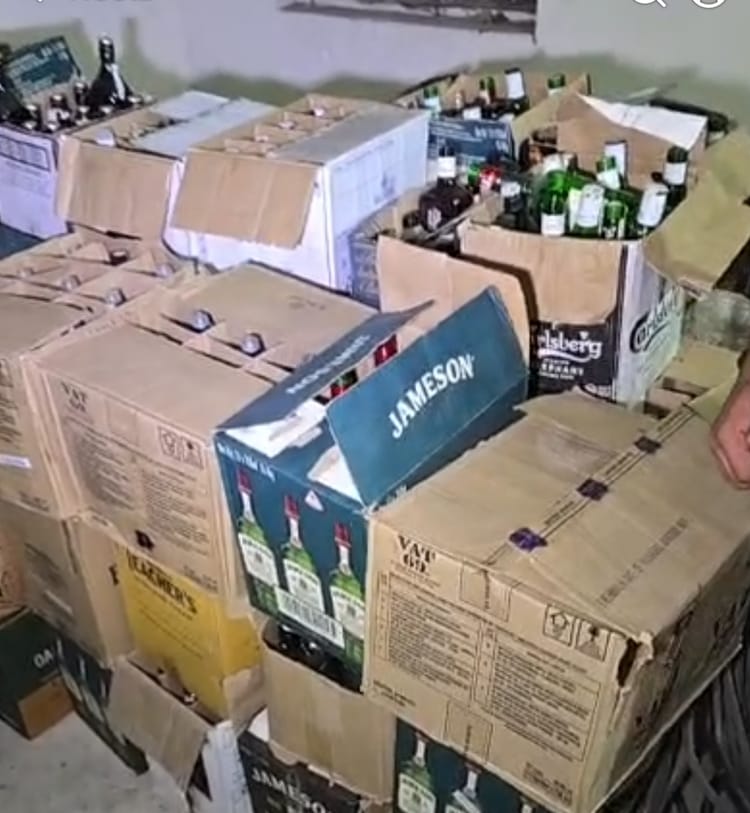 Ambala News: ब्रांडेड बोतलों में सस्ती शराब बेचने का भंडाफोड़