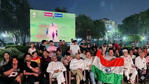 Agra News: तिरंगा चौक पर गूंजा भारत माता की जय, जीत की खुशी में हुई जमकर आतिशबाजी