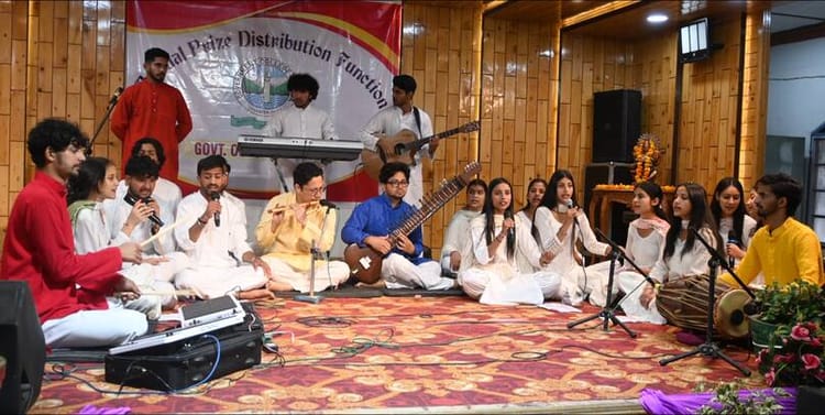 Chamba News: विधायक नीरज ने नवाजे मेधावी विद्यार्थी