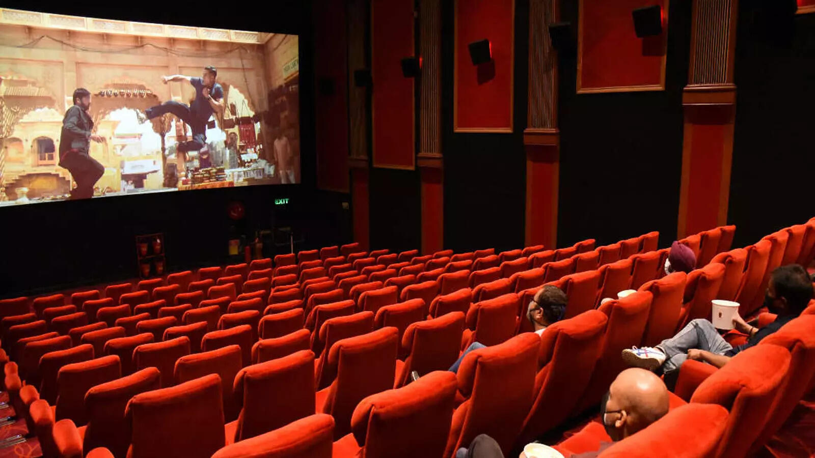 'हर फिल्म में सबटाइटल-ऑडियो डिस्क्रिप्शन जरूरी', CBFC का फैसला, यूजर्स बोले- सारा मजा किरकिरा कर दिया