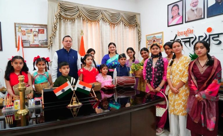 सीएम धामी ने मुख्यमंत्री आवास में मनाया लोकपर्व फूलदेई