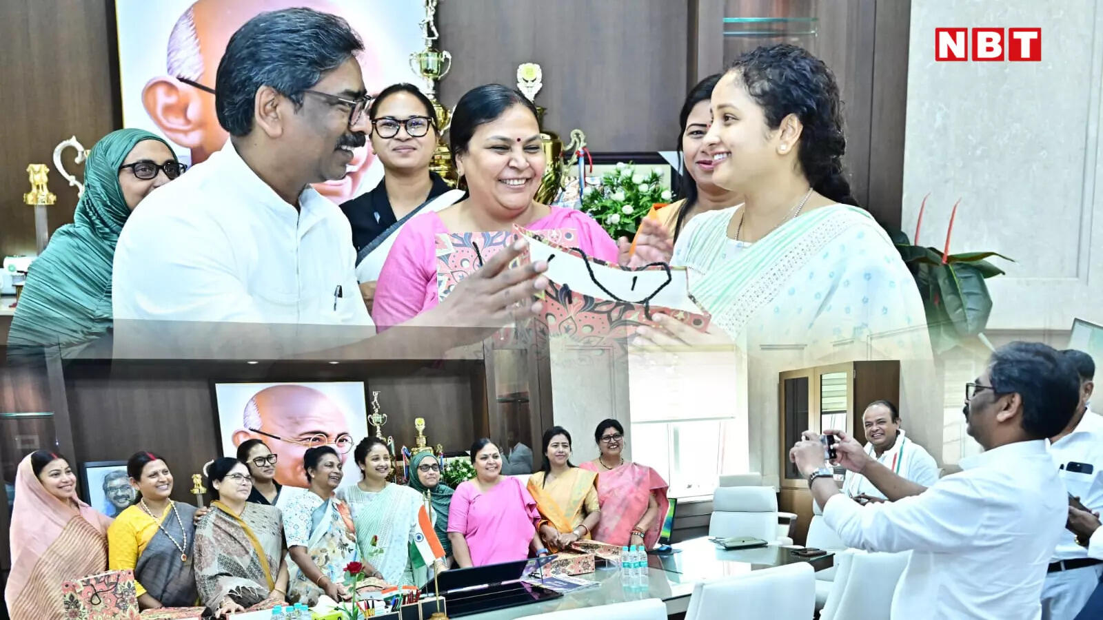 सीएम हेमंत सोरेन ने पत्नी कल्पना और अन्य महिला विधायकों की खींची तस्वीर, सभी को दिया गिफ्ट, देखिए तस्वीरें