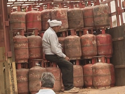 14KG के सिलेंडर में 10KG घरेलू गैस देने की तैयारी:दाम भी घटेंगे, ईरान युद्ध के चलते तेल कंपनियों का स्टॉक बचाने का प्लान