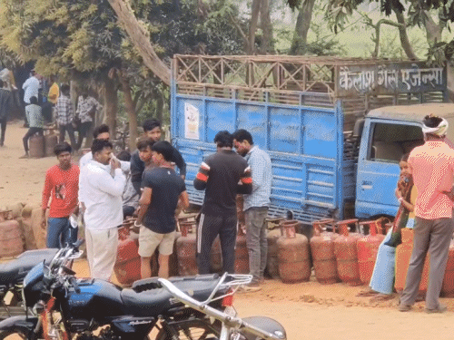 LPG संकट- 20% लोग ब्लैक में खरीद रहे सिलेंडर:₹4,000 तक ज्यादा देना पड़ रहा, 68% घरों में समय पर नहीं पहुंच रही गैस