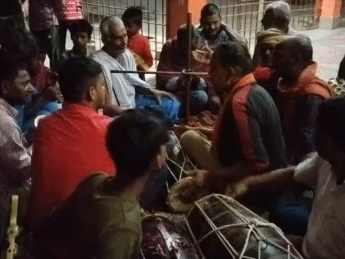 डीजे के शोर में गुम होती 'जोगीरा' की मिठास:बेगूसराय के मटिहानी गांव में आज भी जिंदा है चौपाल वाली होली; लोक संस्कृति की झलक