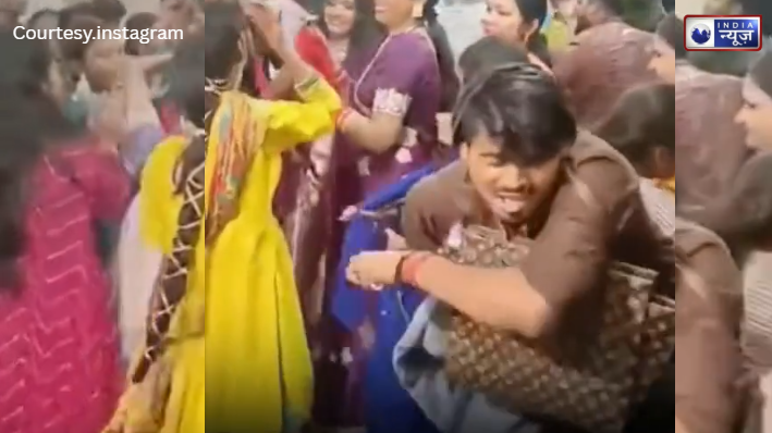 शादी के फ्लोर पर 'हसबैंड ऑफ द ईयर': पत्नी का पर्स लटकाकर पति ने दिखाया कपल गोल्स का नया लेवल!