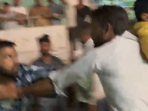 कैफे संचालक और मिठाई व्यापारी में चले लात-घूंसे,VIDEO:युवक को जमीन पर पटका, दुकान का काउंटर तोड़ा; दो गंभीर घायल