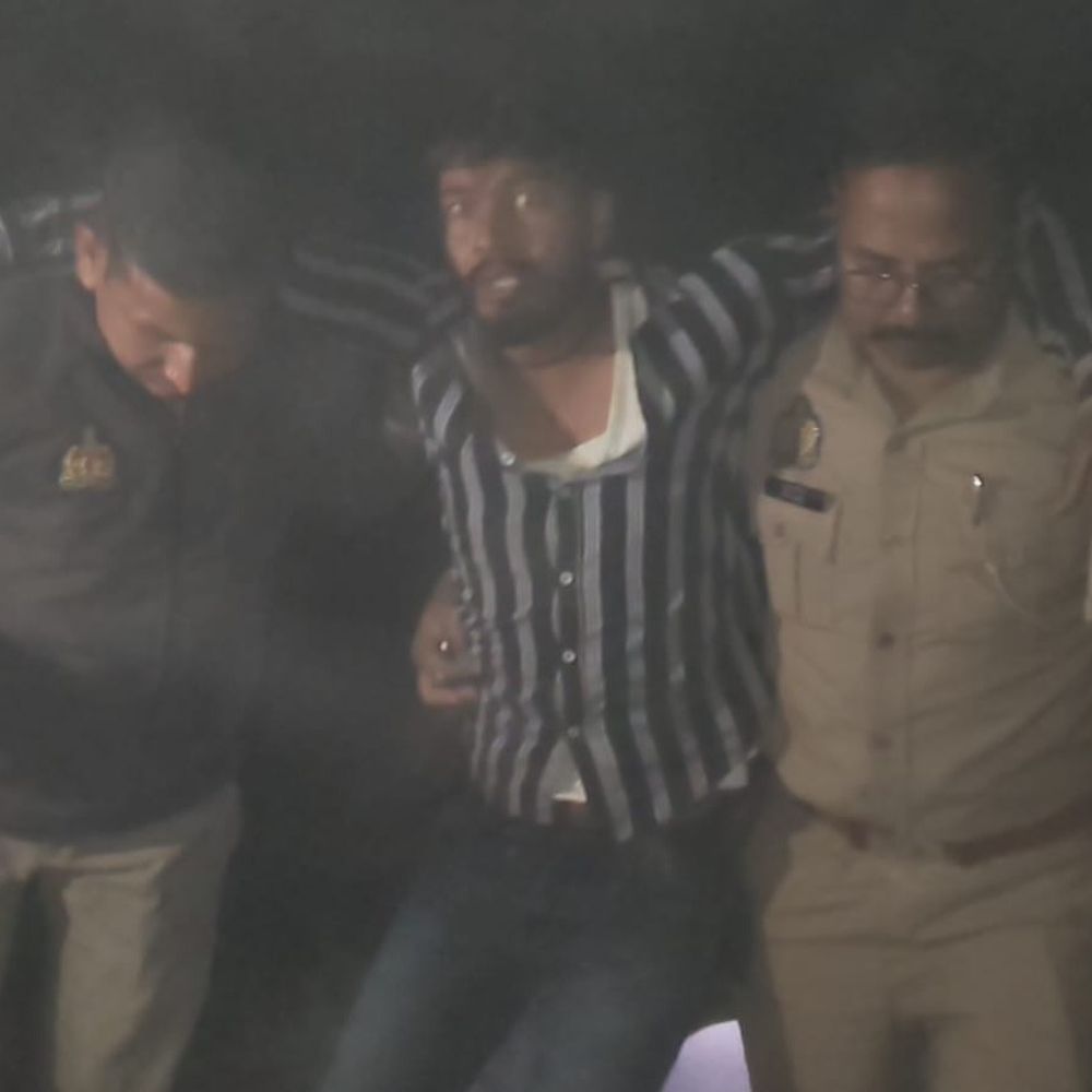 त्रिलोकपुर फायरिंग का मुख्य आरोपी मुठभेड़ में घायल:फिरोजाबाद पुलिस ने गिरफ्तार कर तमंचा बरामद किया, अस्पताल में भर्ती