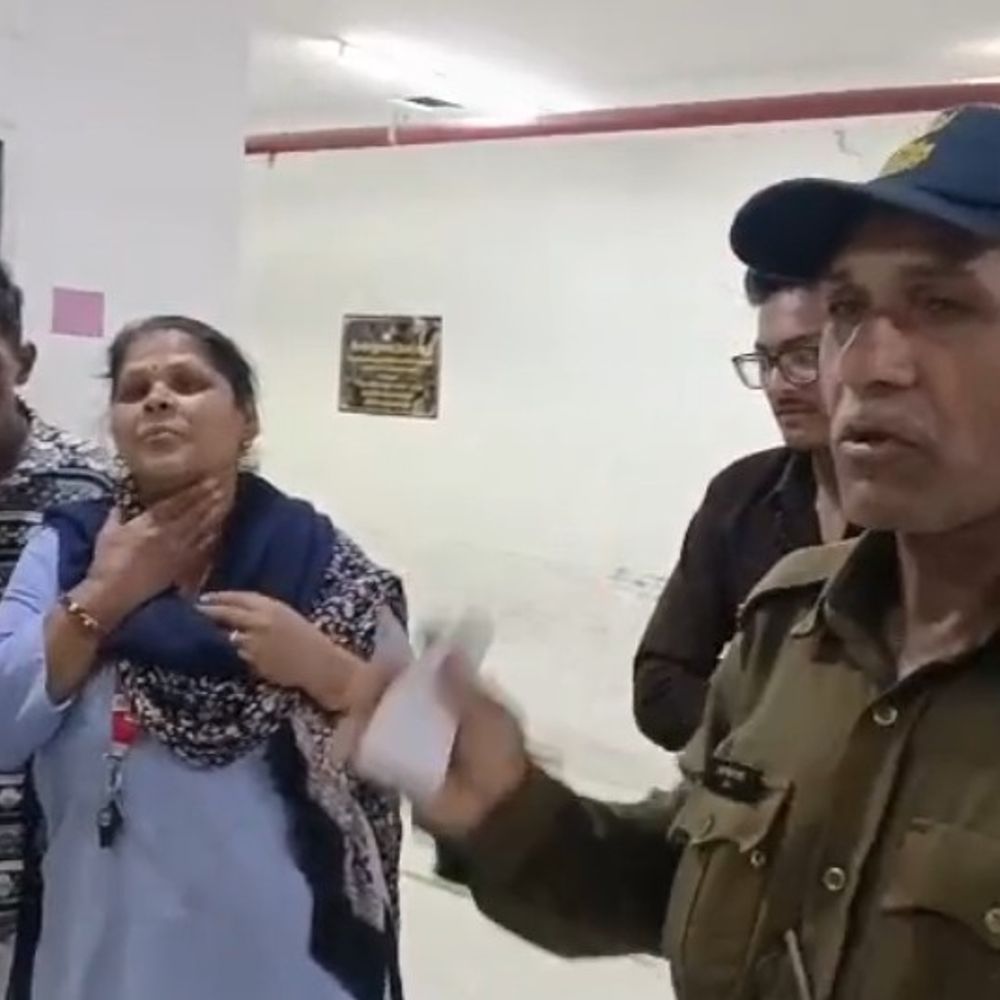 माता टेकरी पर मधुमक्खियों का हमला, 7 लोग घायल:देवास की छोटी माता चामुण्डा मंदिर में तीन श्रद्धालु, दो पुलिसकर्मी और गार्ड भी घायल