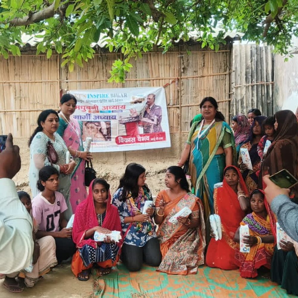 मधुबनी में गार्गी अध्याय ने बांटे सेनेटरी पैड:अंतरराष्ट्रीय महिला दिवस पर हुआ कार्यक्रम, स्वच्छता पर किया जागरूक