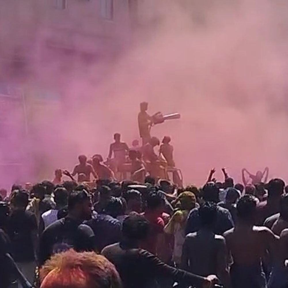 खरगोन गेर में 20 हजार लीटर रंग उड़ाया गया:पानी की फुहारों के बीच लोगों ने मनाई रंगपंचमी; 10 क्विंटल गुलाल से रंगा आसमान