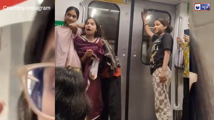 दिल्ली मेट्रो के महिला कोच में नाबालिगों का 'तांडव', शोर मचाने से रोका तो महिला पर बरसाईं गंदी गालियां, देखें वीडियो!