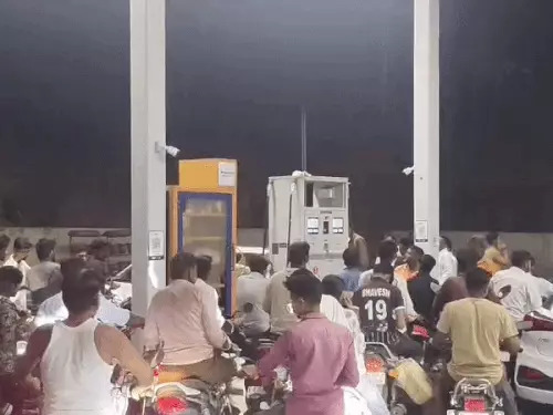 अफवाह से मचा हड़कंप, सलूंबर में पेट्रोल पंपों पर उमड़ी भीड़