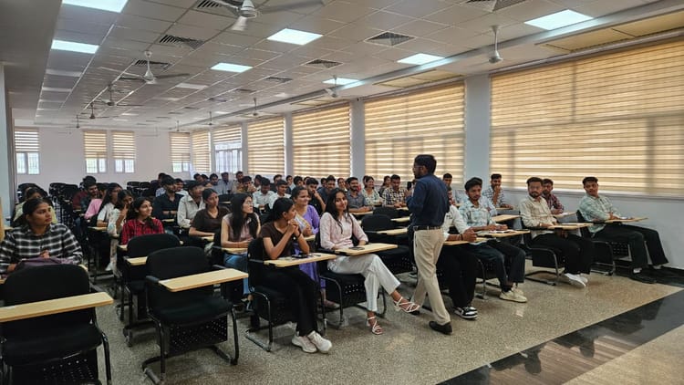 Rewari News: विद्यार्थियों को स्वास्थ्य व सरकारी योजनाओं की जानकारी दी