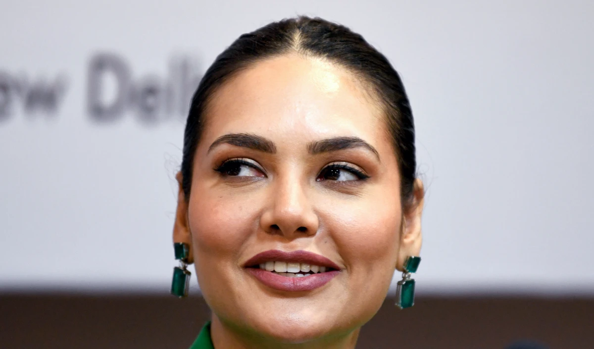 UAE में फंसे रहने के बाद Esha Gupta भारत लौटी, अबू धाबी एयरपोर्ट पर मची 'अफरा-तफरी' की सुनाई दर्दनाक कहानी