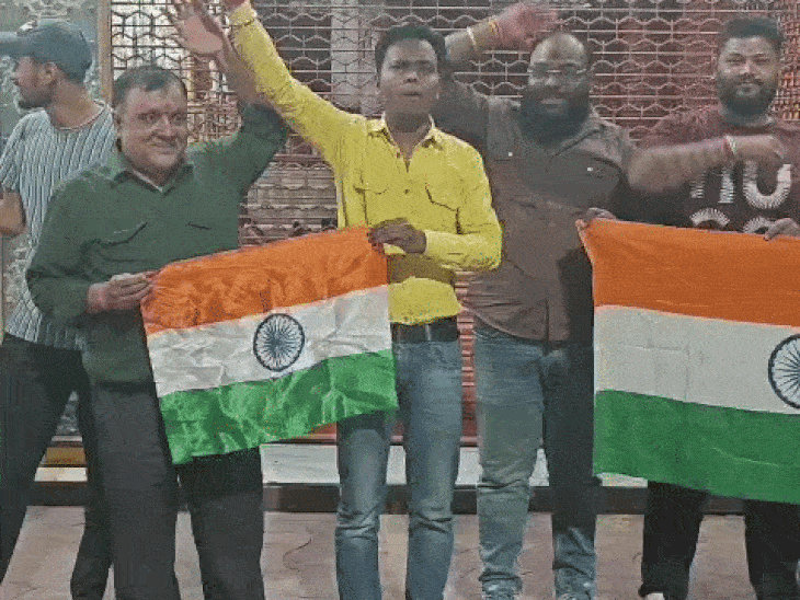 टीम इंडिया की जीत के लिए प्रार्थनाएं शुरू:भारत-न्यूजीलैंड फाइनल को लेकर लोगों ने की तैयारियां, जीत के बाद होगी आतिशबाजी