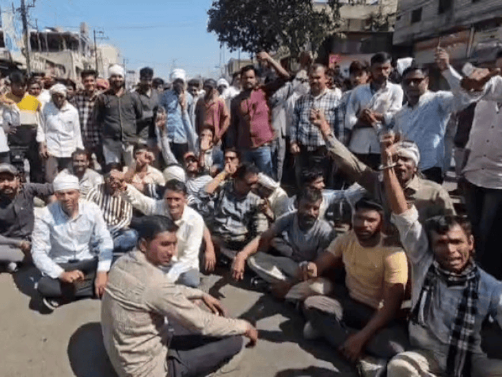 खरगोन मंडी में डॉलर चना के दाम पर हंगामा:कम भाव से नाराज किसानों का चक्काजाम, SDM की समझाइश पर खुला रास्ता