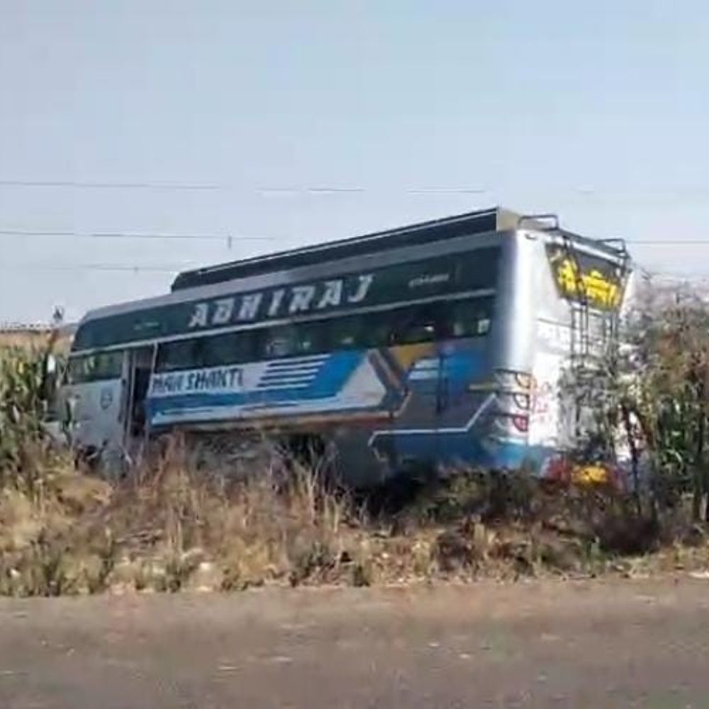 खरगोन-बड़वानी बस सड़क किनारे खेत में घुसी:30 यात्री थे सवार; छह घायल, एक की हालत गंभीर