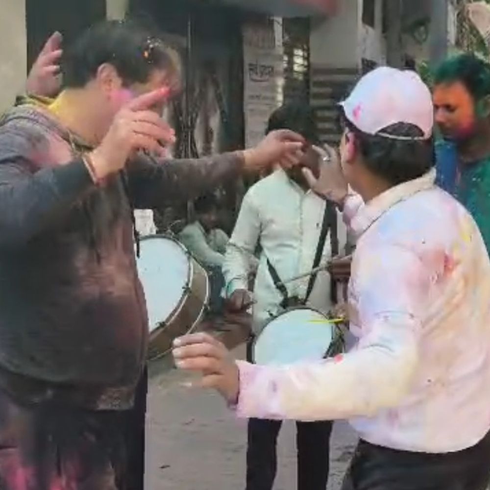 मुरादाबाद में धूमधाम से मनी होली:डीजे की धुन पर थिरके लोग, दिखा उल्लास और भाईचारे का नजारा